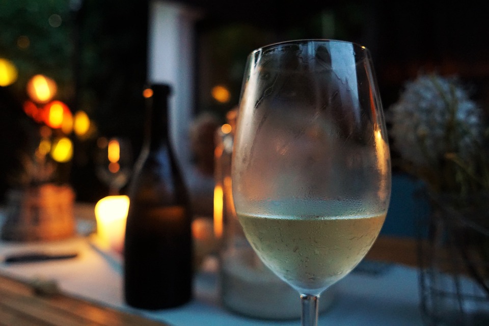 Est-ce que le vin blanc empêche vraiment de dormir ?