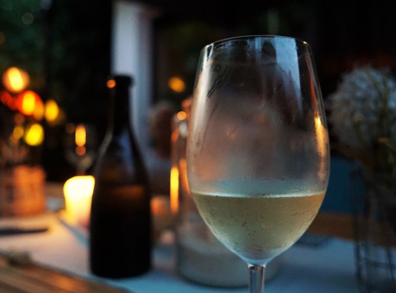 Est-ce que le vin blanc empêche vraiment de dormir ?